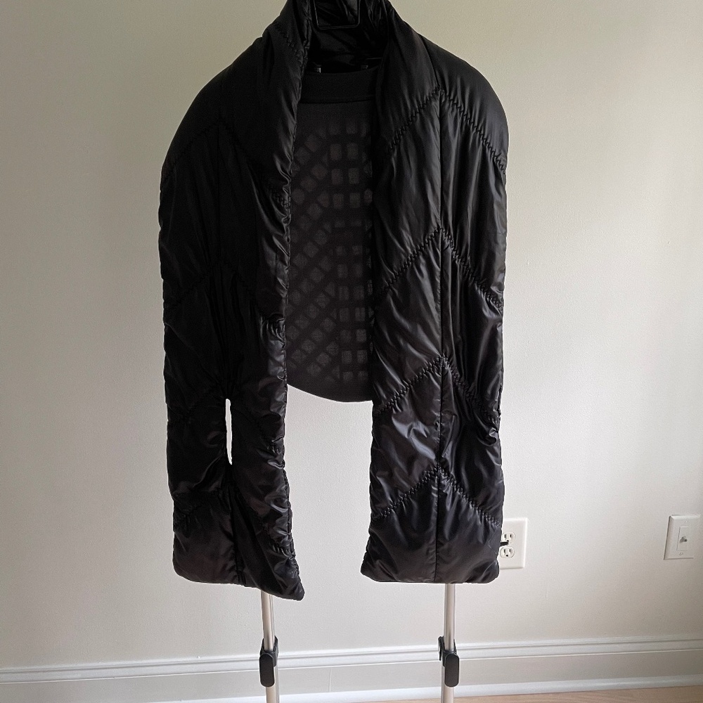 Athleta URX Puffer Scarf with Hidden Zip Pocket - Black Chevron Quilted